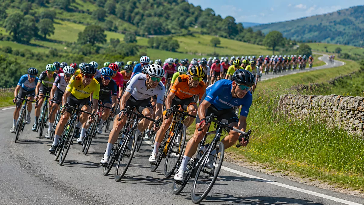 Radrennen Peloton auf kurvenreicher Landstraße