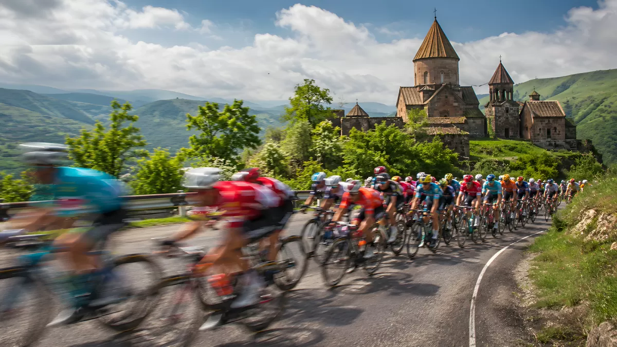 Radrennen-Peloton vor historischem Kloster in Armenien