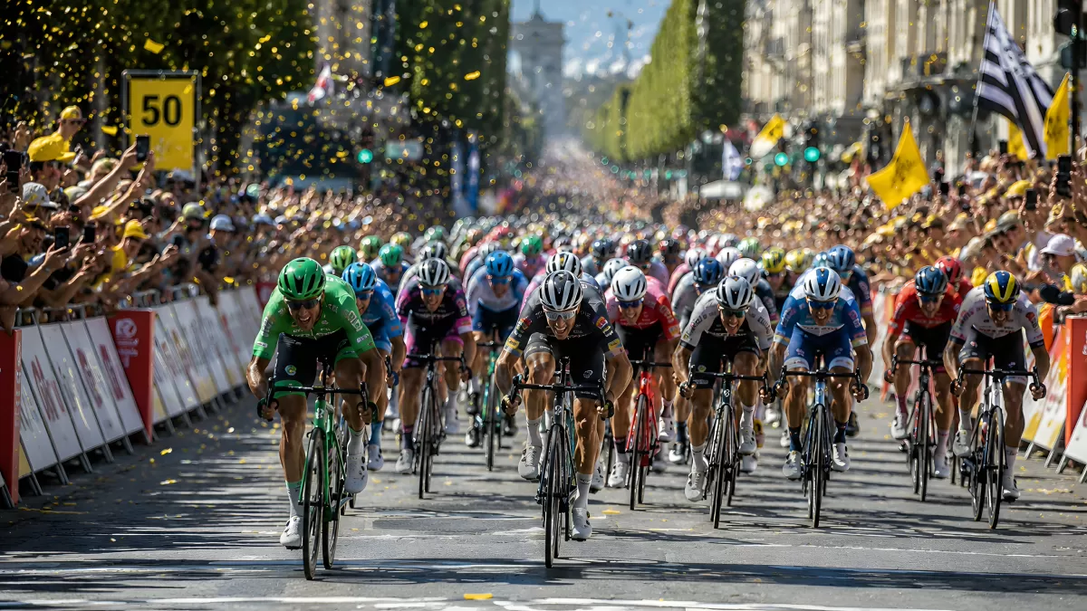 Radrennen-Sprint auf den Champs-Élysées in Paris
