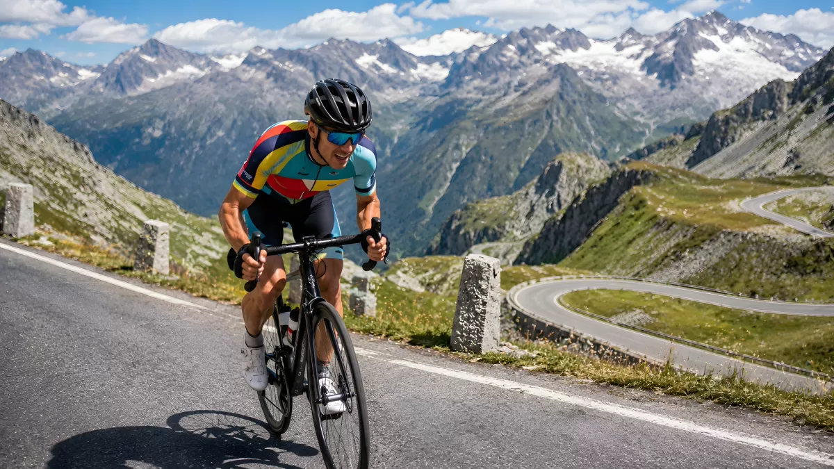 Radsportler auf Alpenpassstraße mit Bergpanorama