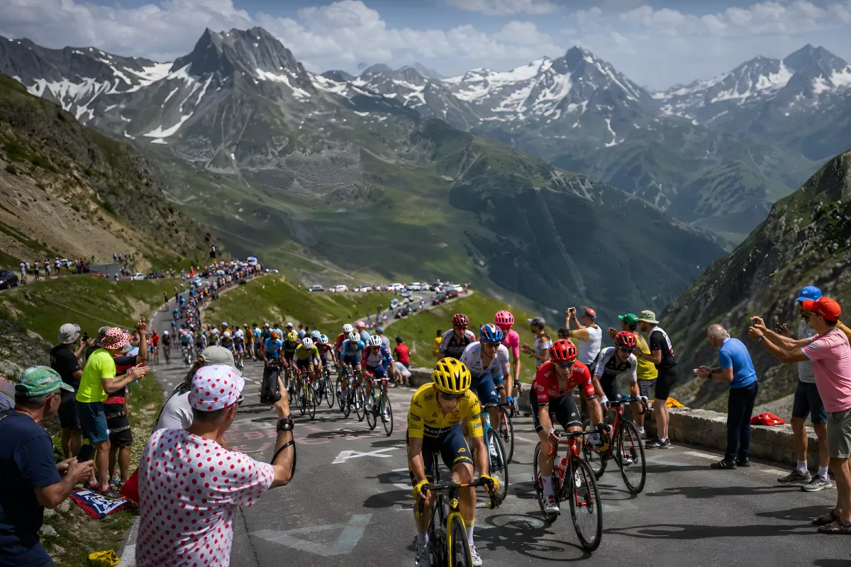 Radsportler im Gebirgspass bei der Tour de France