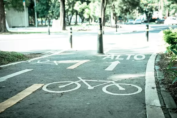 Radweg nähert sich einer Straße
