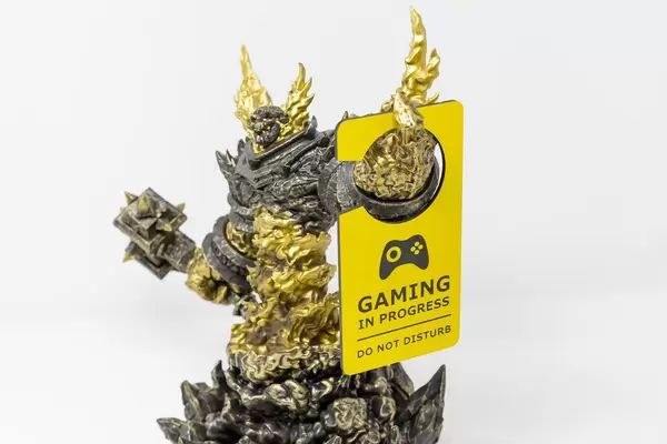 Ragnaros Figur aus World of Warcraft mit "Gaming in progress" Bitte nicht stören Türanhänger fürs Zocken