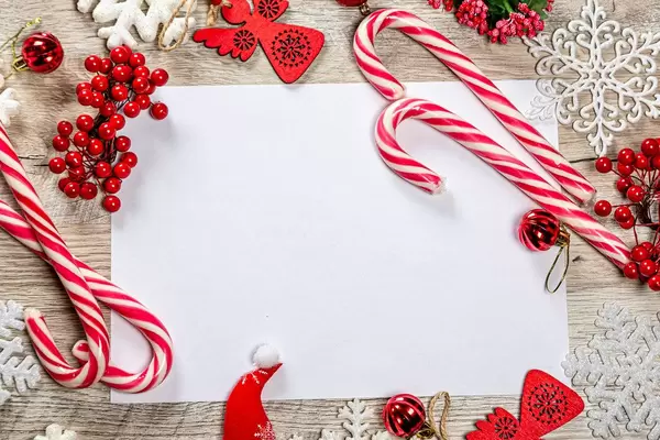 Rahmemn aus Weihnachts Dekoration und weißen Schneeflocken auf einem Holz Hintergrund und Freiraum für Neujahres Glückwünsche