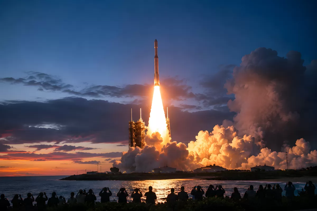 Raketenstart bei Sonnenuntergang mit Zuschauermenge