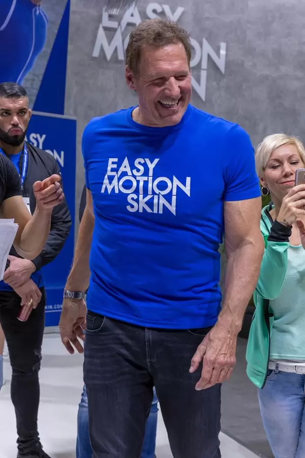 Ralf Moeller deutscher Sportler im Easy Motion Skin T-Shirt für Promotion des neuesten Wireless Training