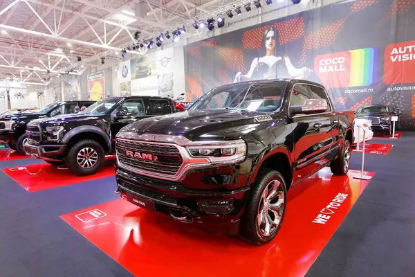 RAM 1500 Pick-up-Truck in Schwarz auf der Automobilmesse in Bukarest