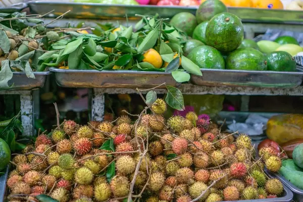 Rambutan und andere exotische Früchte auf dem Ben Thanh Markt in Saigon