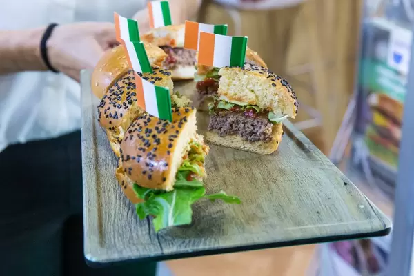 Rangeland foods - Leckere Burgerhälften zum Probieren angereicht auf einem Tablet