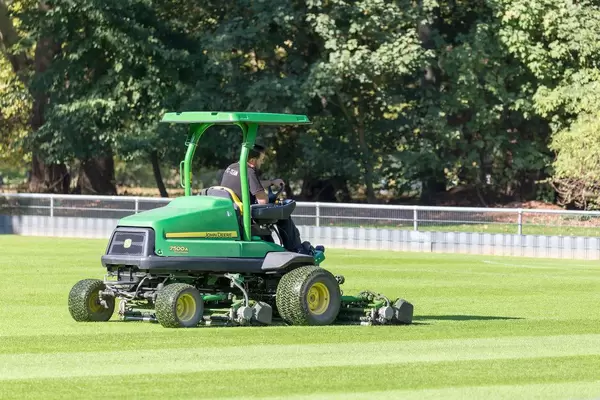 Rasenmähen mit John Deere 7500A
