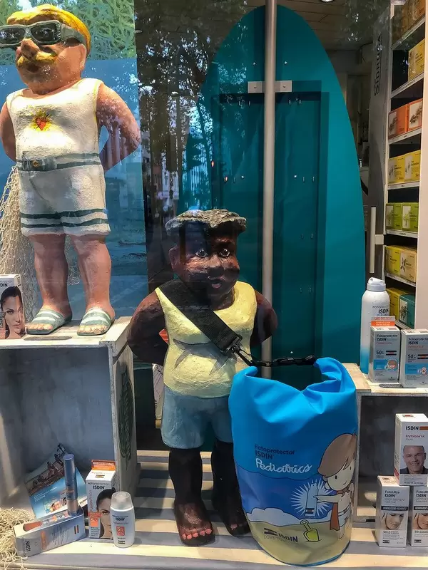 Rassismus-Debatte: Apotheke-Schaufensterdeko mit Isdin Sonnenschutz und Figur mit dunkler Haut