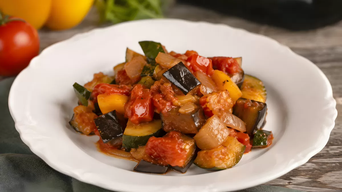 Ratatouille mit Aubergine, Zucchini und Tomaten — Bild kostenlos herunterladen
