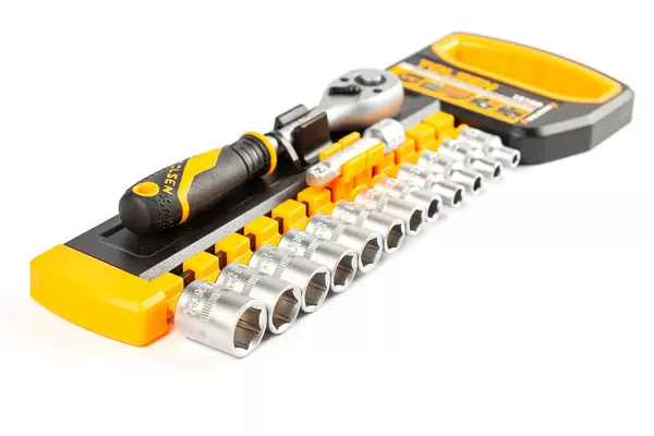 Ratchet wrench and socket set