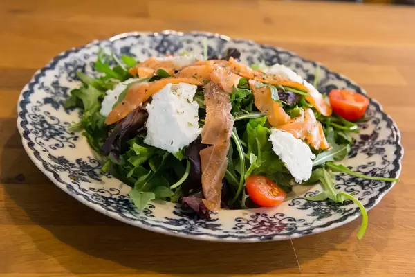 Räucherlachs, Frischkäse, Cherrytomaten und Rukola