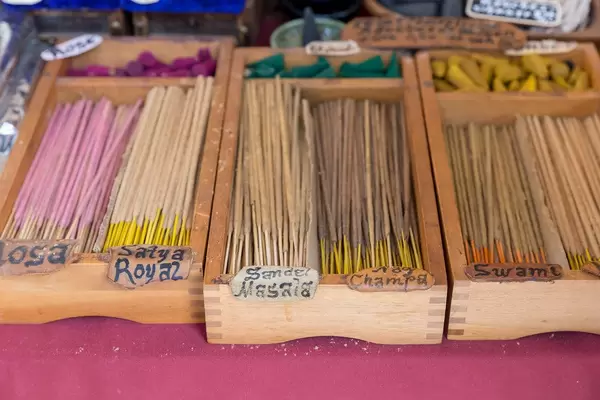 Räucherstäbchen mit verschiedenen Aromen