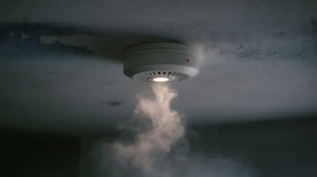 Rauchmelder an Zimmerdecke löst Alarm aus