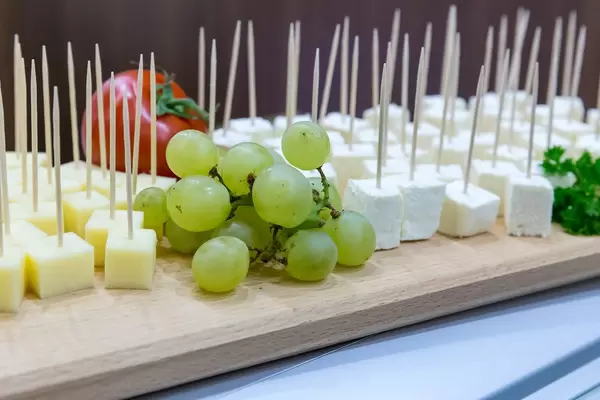 Ravdin - weißer Käse von Ziegen und Kuhmilch zum Probieren auf Holzspießen