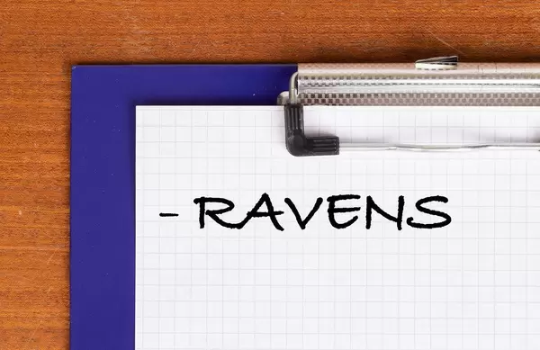 RAVENS als Text auf einem Klemmbrett geschrieben