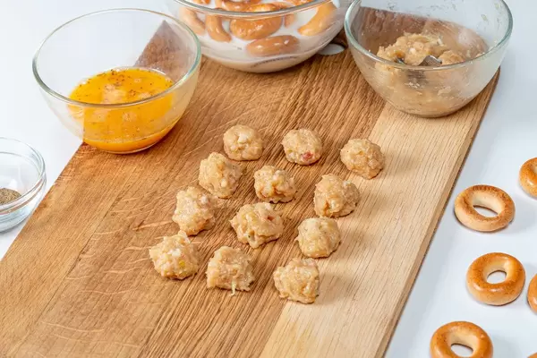 Raw balls of minced meat on the kitchen Board (Flip 2019)