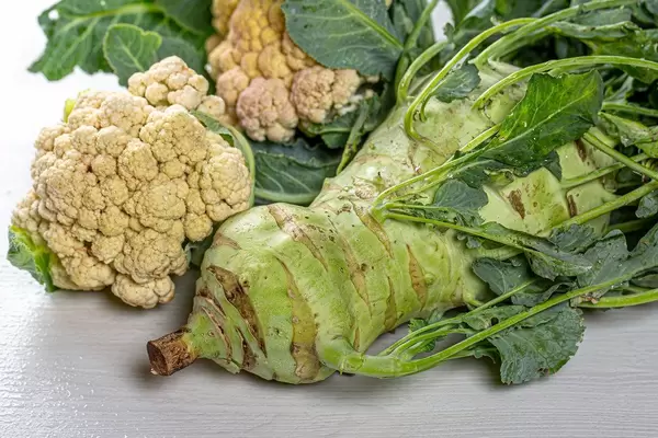 Raw cauliflower and kohlrabi