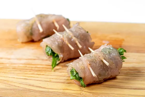 Raw chicken rolls with spinach (Flip 2019)