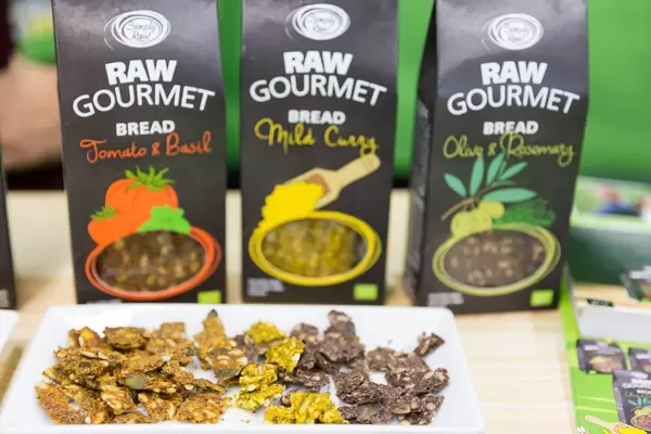 Raw Gourmet Bread von Simply Raw in Geschmacksrichtungen Tomato & Basil, Mild Curry und Olive & Rosemary