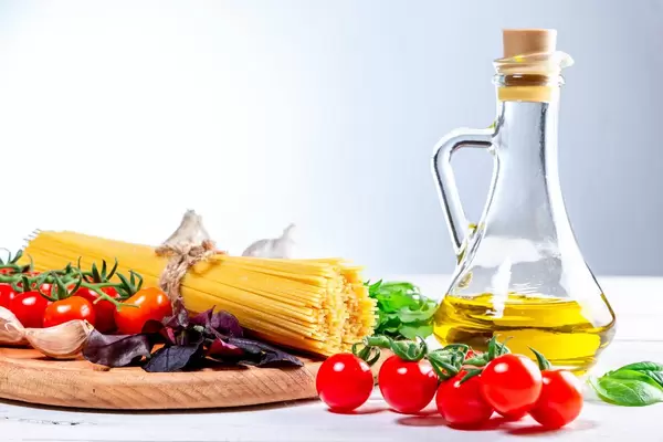 Raw spaghetti with herbs, tomatoes and olive oil (Flip 2019)