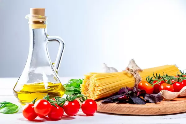 Raw spaghetti with herbs, tomatoes and olive oil