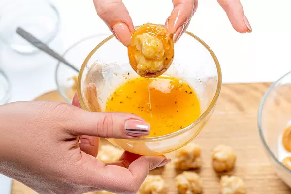 Raw stuffed bagel dipped in beaten egg with spices (Flip 2019)