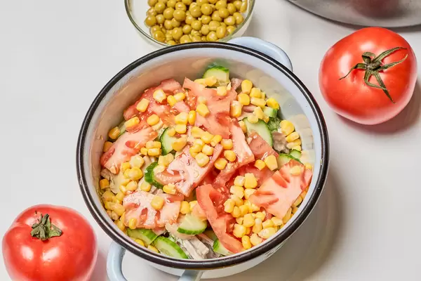 Raw vegetables based salad
