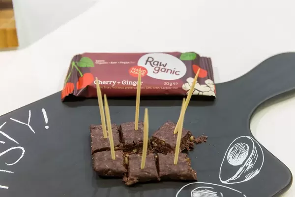 Rawganic Kirsche und Ingwer zum Probieren auf einem Schneidebrett