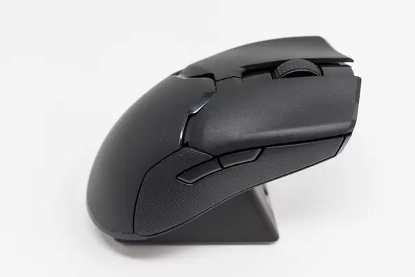 Razer Viper Ultimate Wireless Gaming Maus. Nahaufnahme vor weißem Hintergrund