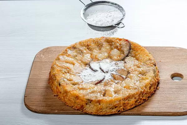 Ready homemade apple pie sprinkled with powdered sugar (Flip 2019)