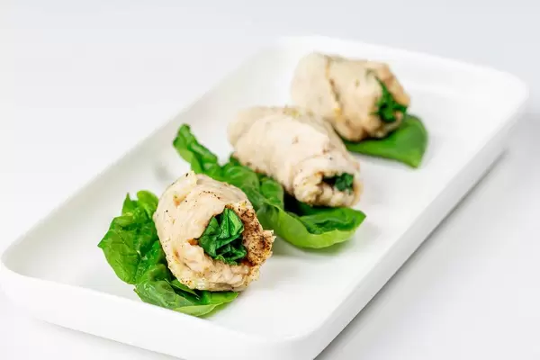 Ready-made chicken rolls with spices and spinach (Flip 2019)