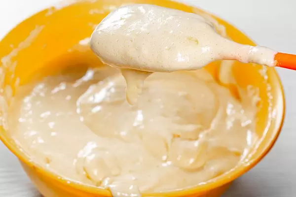 Ready-made sponge cake for apple pie