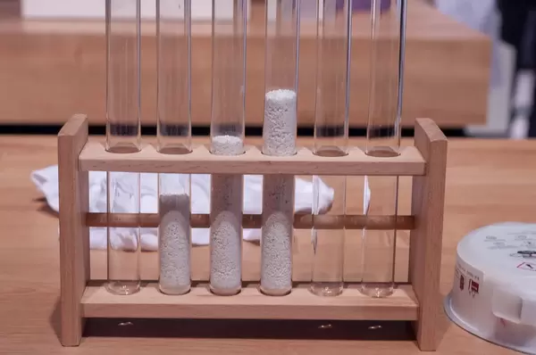 Reagenzgläser im Ständer und Power Disk am Messestand von Miele