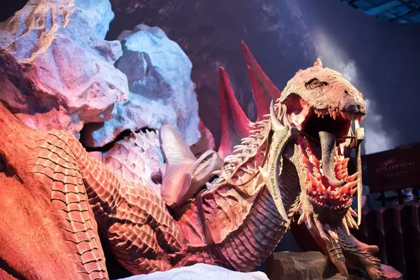 Realistische  Drachen-Skulptur am Messestand von Mittelerde Schatten des Krieges