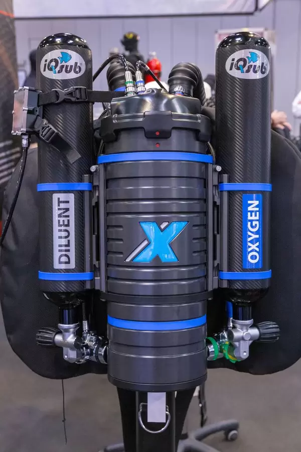 Rebreather bereitet ausgeatmete Luft während Tauchgang auf und ermöglicht längere Tauchgänge