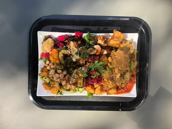 Rechteckige Schale mit Gemüse-Mix, Kichererbsen, Nüssen bei Sattgrün (veganem Restaurant in Köln)