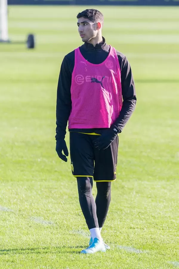 Rechter Verteidiger Achraf Hakimi in Einzelaufnahme mit pinkem Leibchen auf dem BVB-Trainingsgelände