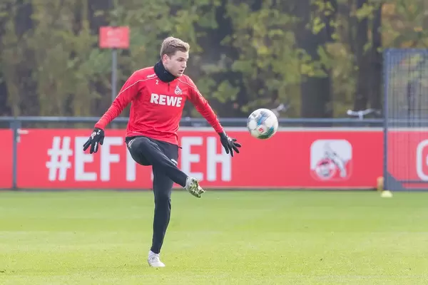 Rechter Verteidiger Benno Schmitz in der Ballannahme im Training