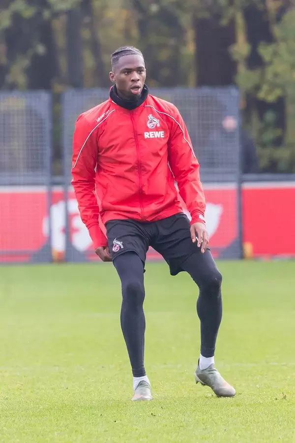 Rechter Verteidiger Kingsley Ehizibue fordert den Ball