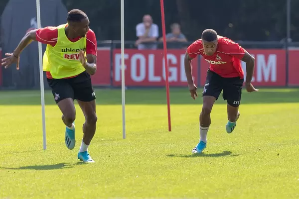 Rechter Verteidiger Kingsley Ehizibue und Fußballspieler Nikolas Nartey sprinten um die Wette