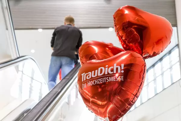 Red balloons and the entrance to the TrauDich! wedding fair