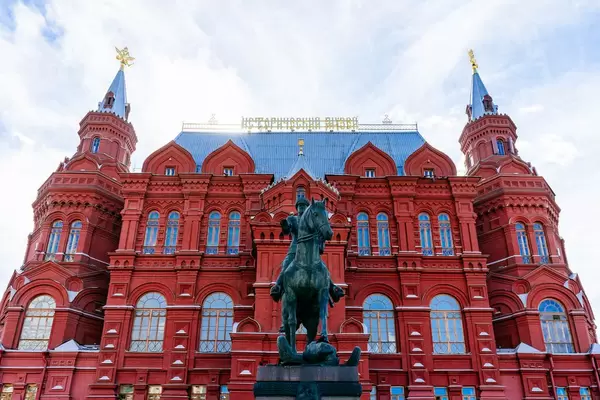 Red building of historical museum in Russia / Red Gebäude des historischen Museums in Russland