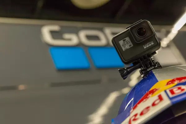 Red Bull Helm mit GoPro Hero 7 Action Kamera