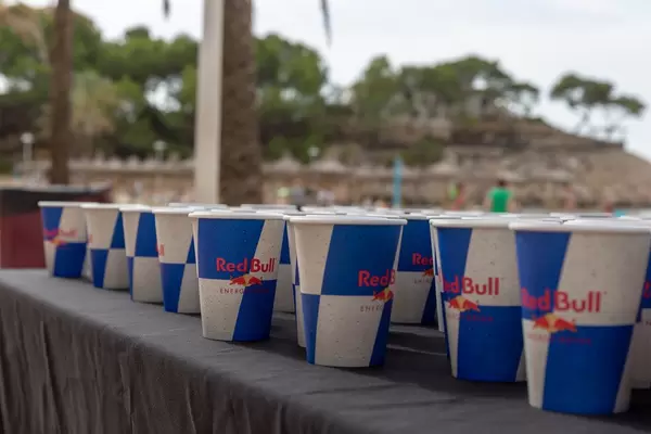 Red Bull Papierbecher mit Erfrischung für die Triathleten