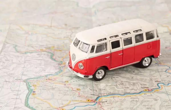Red camper van on map (Flip 2019)