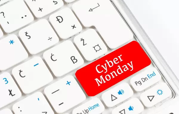 Red Cyber Monday button on white keyboard