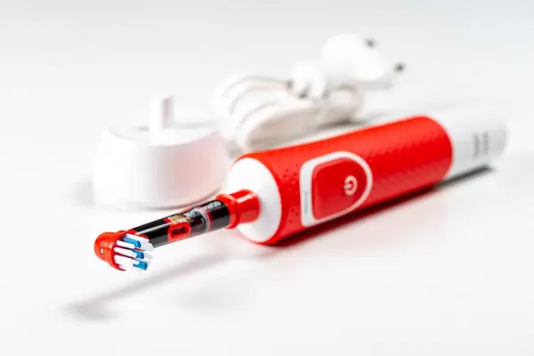 Red electric toothbrush with charger (Flip 2020)